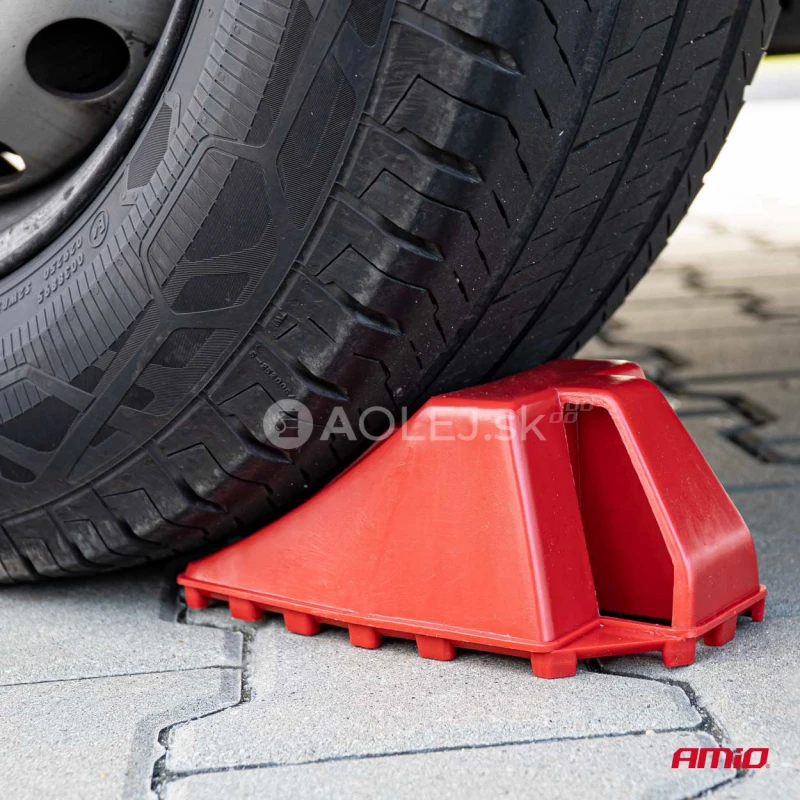 Zakladací klin pod koleso automobilu s brzdou