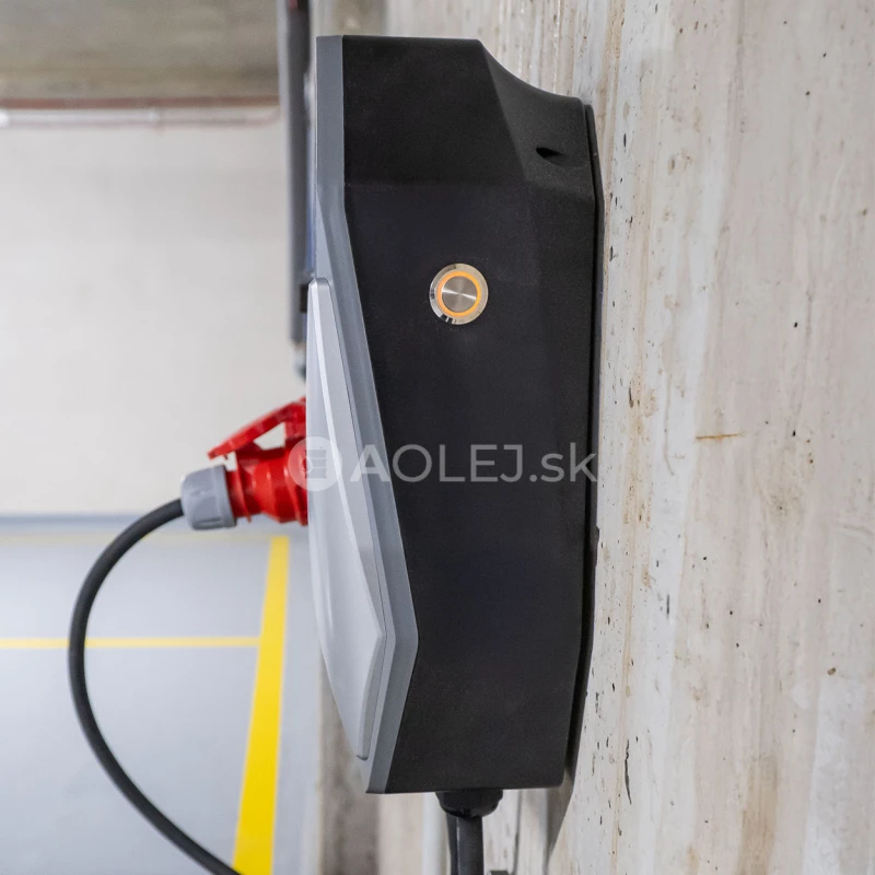 Trojf&aacute;zov&aacute; n&aacute;stenn&aacute; nab&iacute;jačka pre elektrick&eacute; vozidl&aacute; 11kW 16A 400V AMiO-04842